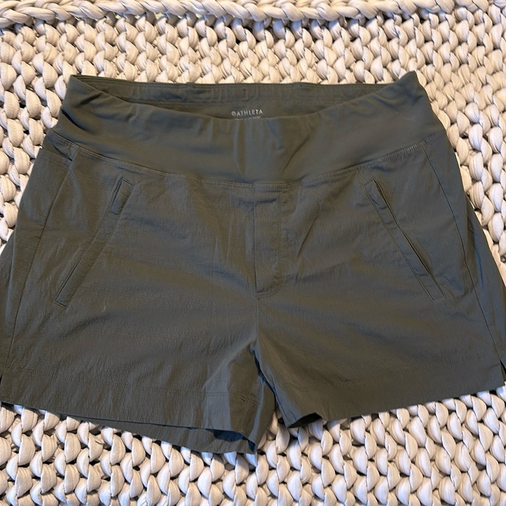 Olive green Athleta Trekkie north short in size 12